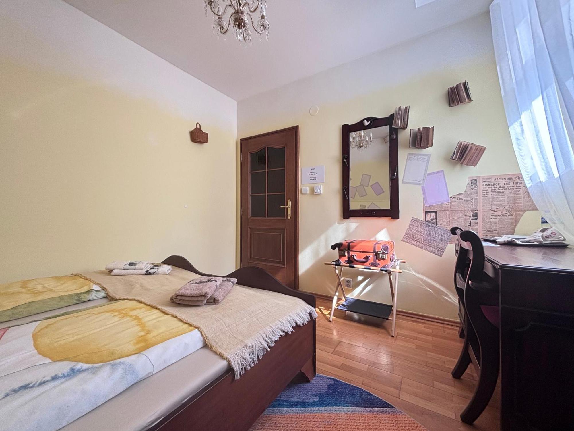 Poet'S Theme Room, Free Parking Karlovy Vary Bagian luar foto
